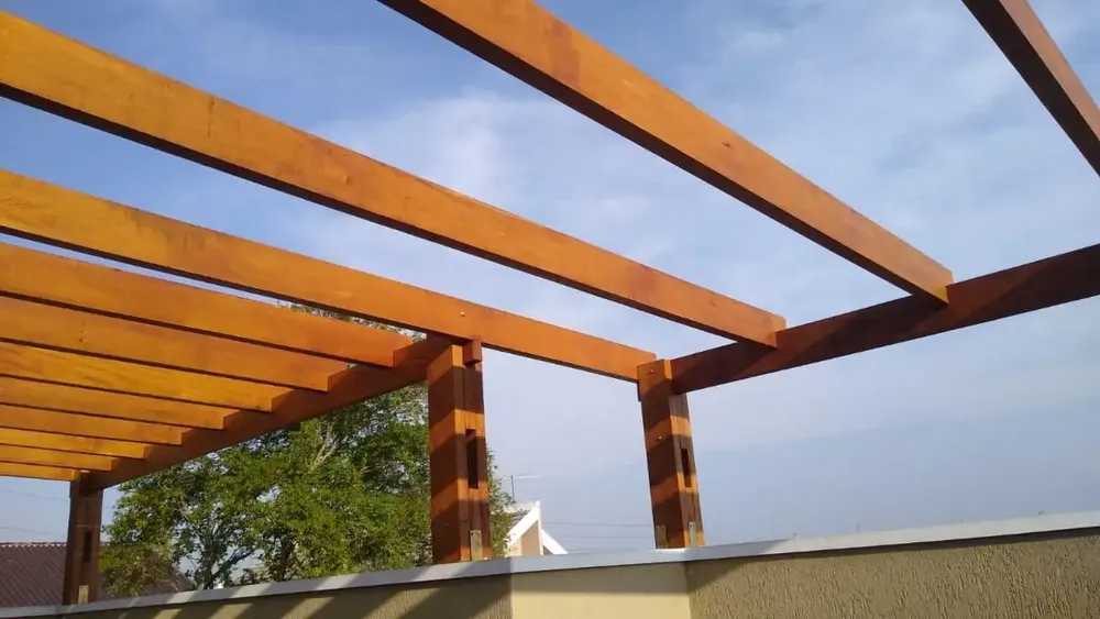 Pergolado de madeira contemporâneo para área externa